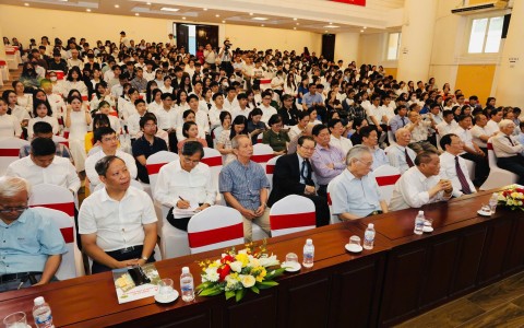 Trường Đại học Kinh doanh và Công nghệ Hà Nội long trọng kỷ niệm 135 năm ngày sinh Chủ tịch Hồ Chí Minh và đón nhận bức chân dung Bác Hồ do Khu Di tích trao tặng
