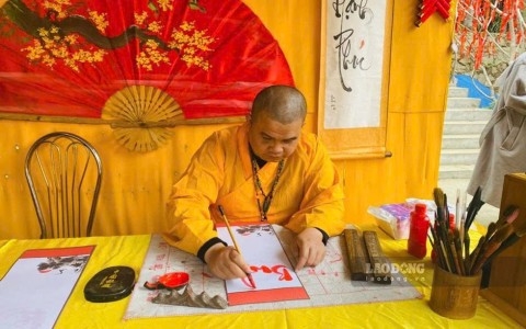 Nhà sư “triệu view” Thích Khai Quảng: Livestream giữa núi rừng giúp bà con bán nông sản