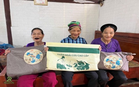Đông Tây Bắc giá lạnh, nhưng tình người thì luôn ấm áp – Royal Life từ thiện  thảm ngải cứu tới các cụ già vùng cao