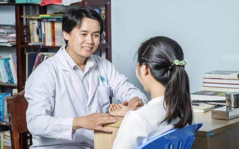 Những lương y lặng lẽ trao thuốc nam cho người nghèo