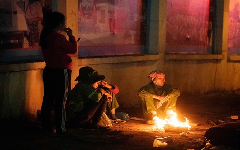 Hà Nội rét đậm, người dân co ro đốt lửa sưởi ấm trong đêm