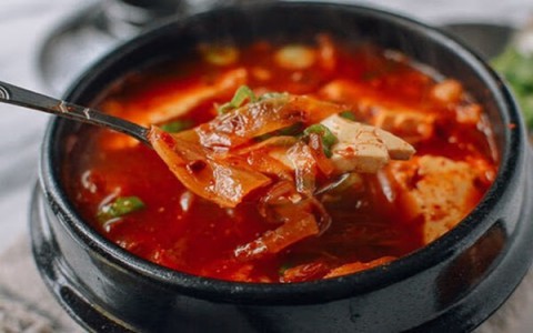 Canh kim chi đậu phụ ấm áp cho ngày giá lạnh Hoàng Ly