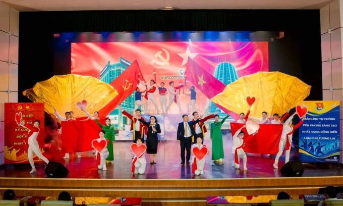 Lấy khách hàng làm trung tâm - Thực hành tư tưởng, đạo đức, phương pháp, phong cách Hồ Chí Minh trong nâng cao chất lượng dịch vụ tại Chi bộ 12 - Đảng bộ Vietcombank Sở giao dịch
